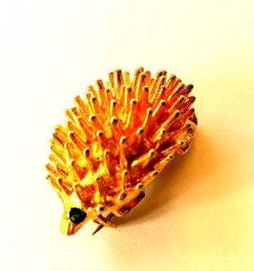Vintage goudkleurige broche EGELTJE. Smaragdgroene strass. beschikbaar voor biedingen