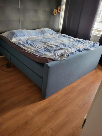 Elektrische Boxspring 200x210 - Nette Staat! Met afstandsbed beschikbaar voor biedingen