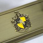 Harry Potter Toverstok Display met Hufflepuff Thema, NN9526, Verzenden, Nieuw, The Noble Collection, Replica