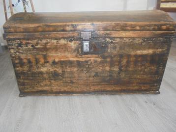 Antieke dekenkist beschikbaar voor biedingen