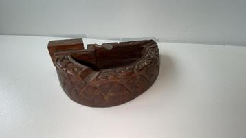 Houten Asbak met Uitgesneden Details beschikbaar voor biedingen