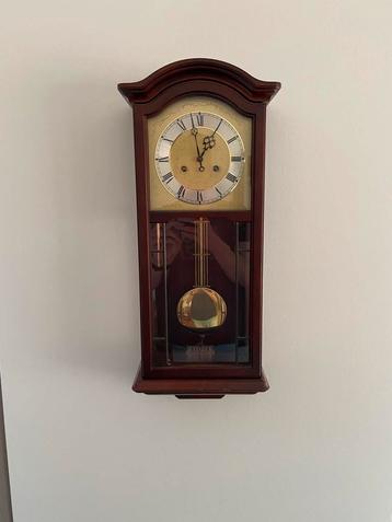 Klassieke wandklok met pendule – houten kast beschikbaar voor biedingen