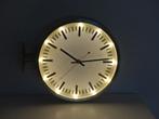 Stations klok met licht erin, 28 cm. Geheel metaal., Ophalen of Verzenden, Zo goed als nieuw, Analoog, Wandklok