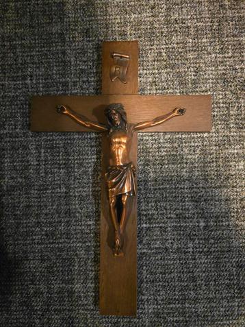 Houten Kruisbeeld met Christusfiguur beschikbaar voor biedingen