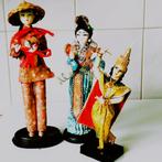 3 Dolls op houten voetstuk, Ophalen of Verzenden