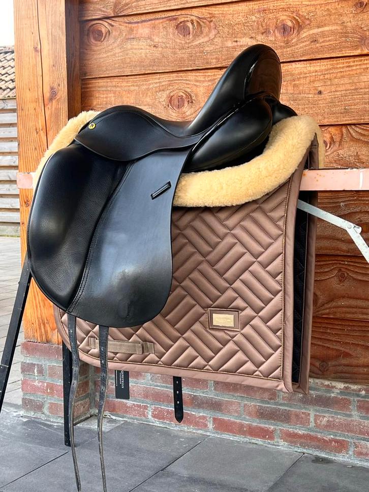 Anatomica Octant zadel met lakdetails 17,5 inch, Dieren en Toebehoren, Paarden en Pony's | Zadels, Dressuur, Ophalen of Verzenden