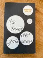 Er moet iets gebeuren - Maartje Wortel, Ophalen of Verzenden, Zo goed als nieuw, Nederland