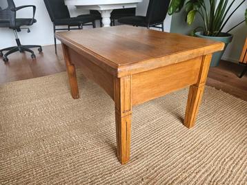 Handgemaakte salontafel/bijzettafel van eikenhout beschikbaar voor biedingen