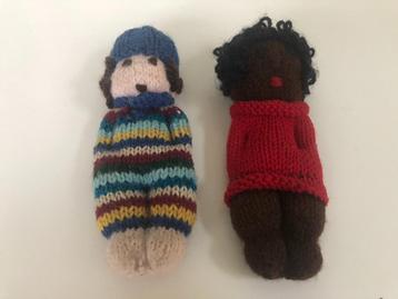 B099 Gehaakte poppetjes van twee meisjes jaren 70 beschikbaar voor biedingen