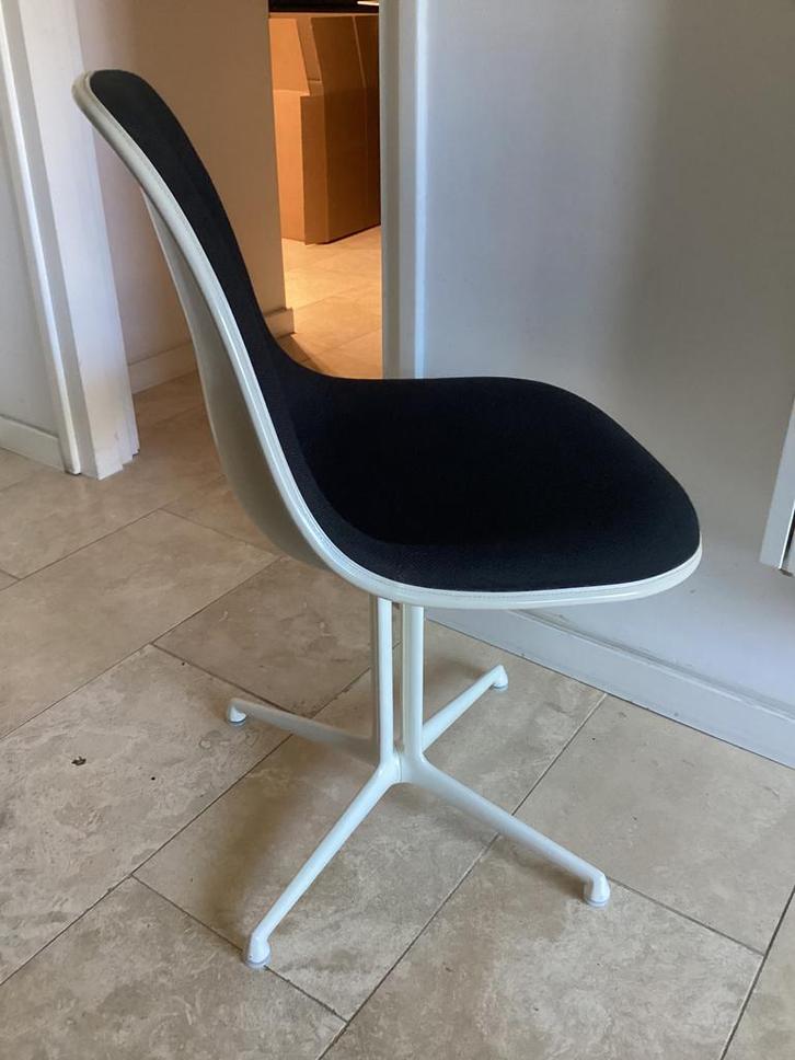 Vitra la fonda stoel wit zwart Eames fiberglas gemerkt, Huis en Inrichting, Stoelen, Zo goed als nieuw, Eén, Stof, Wit, Ophalen