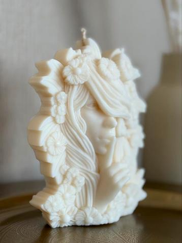 Handgemaakte kaars “Flora” sculptuur kaars koolzaadwas beschikbaar voor biedingen