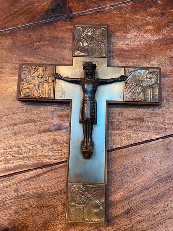 Crucifix kruis beschikbaar voor biedingen