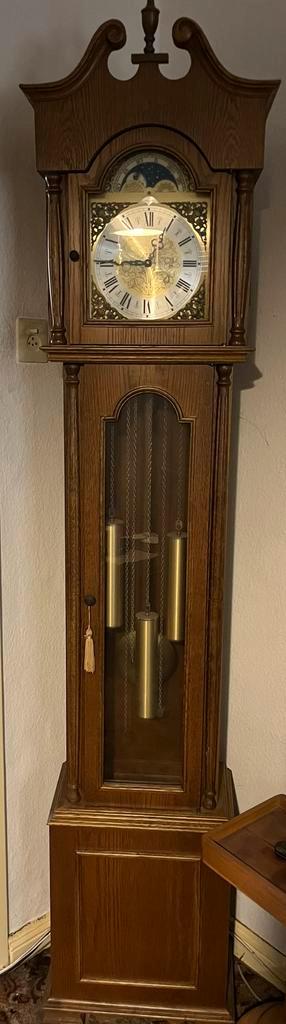 Staande klok beschikbaar voor biedingen