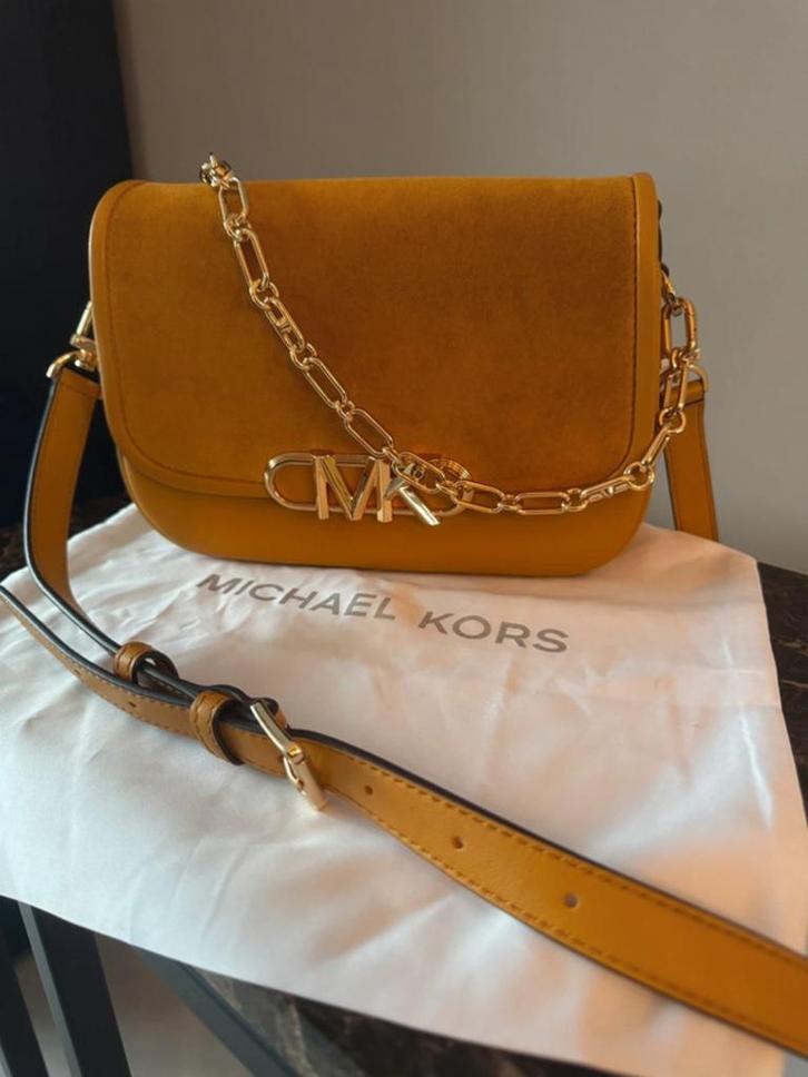 Michael Kors geel / goud tasje, Sieraden, Tassen en Uiterlijk, Tassen | Damestassen, Zo goed als nieuw, Schoudertasje, Geel, Ophalen of Verzenden