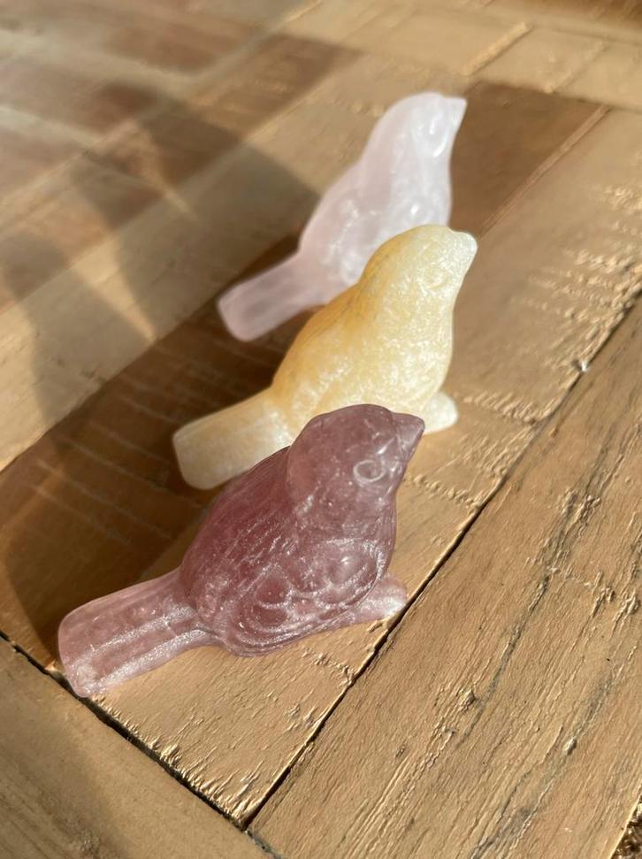 Edelstenen Vogeltjes - Rozenkwarts, Aardbeienkwarts, Calciet, Verzamelen, Mineralen en Fossielen, Ophalen of Verzenden