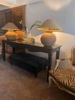 Prachtige zwarte sidetable en engelse zwarte pouffe