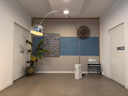 Flos | Giacomo Castiglioni | Arco LED | Wit marmer | 1x, Huis en Inrichting, Lampen | Vloerlampen, Zo goed als nieuw, 150 tot 200 cm