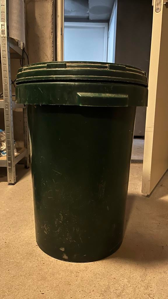 Emmer met draaideksel - 20+ liter, Dieren en Toebehoren, Paarden en Pony's | Overige Paardenspullen, Gebruikt, Overige soorten