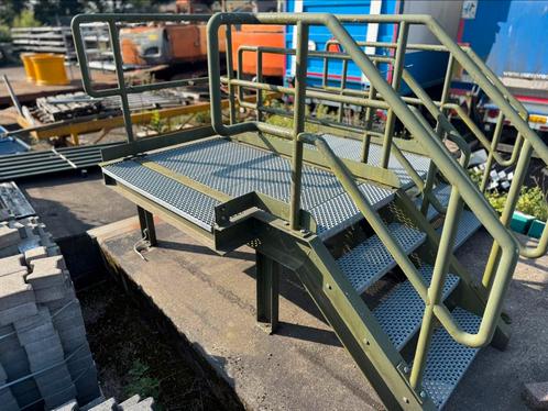 2x Industriële toegangstrappen met werkplatform, Doe-het-zelf en Verbouw, Ladders en Trappen, Zo goed als nieuw, Minder dan 2 meter
