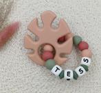 Bijtring met naam van siliconen kralen en bijtfiguur, Ophalen of Verzenden, Nieuw, Kraamcadeau