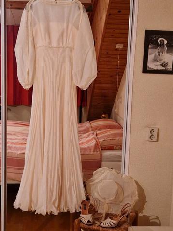 Trouwjurk compleet met hoed en schoenen beschikbaar voor biedingen