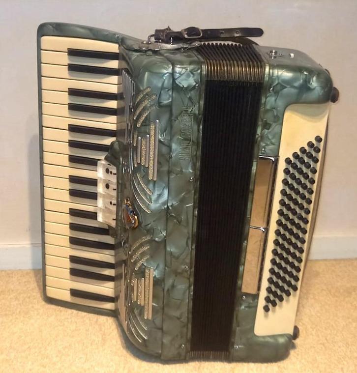 Accordeon silvio  soprano met koffer, Muziek en Instrumenten, Accordeons, Gebruikt, Toetsaccordeon, 80-bas, Overige merken, Met koffer