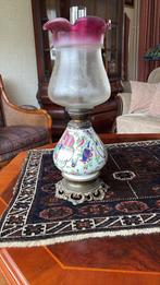 Antieke olielamp met beschilderde voet, Ophalen