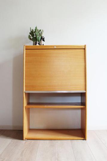 Vintage kast met roldeur. Houten retro school / archiefkast beschikbaar voor biedingen