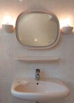 Vintage, retro wastafel met planchet, spiegel en lampjes., Huis en Inrichting, Badkamer | Badkamermeubels, 50 tot 100 cm, Minder dan 100 cm