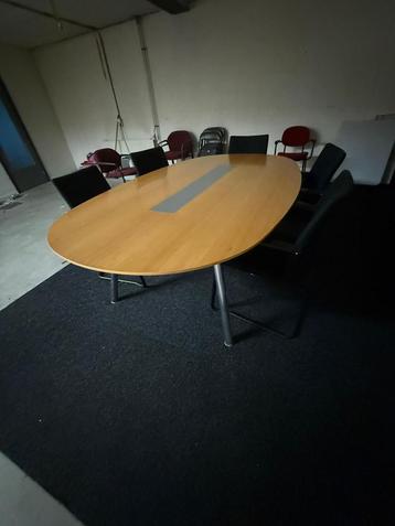 Tafel (vergader) met 5 zwarte stoelen beschikbaar voor biedingen