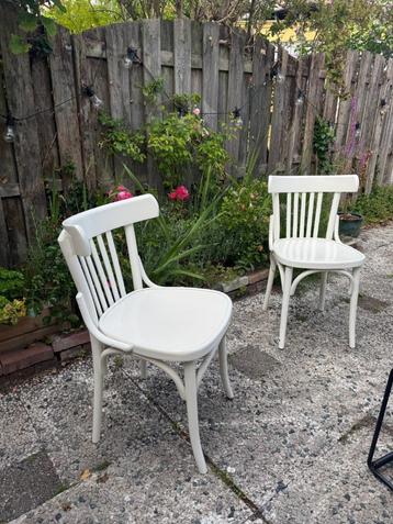2 wit klassieke (eetkamer)stoelen beschikbaar voor biedingen