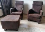 Zo goed als nieuw: 2 bruine stoelen met hocker, Huis en Inrichting, Fauteuils, Ophalen, Zo goed als nieuw, 75 tot 100 cm, 50 tot 75 cm