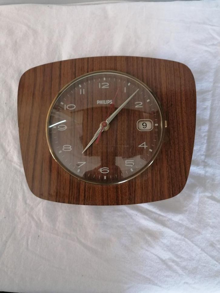 PHILIPS formica wandklok werkend met datum die verspringt, Antiek en Kunst, Antiek | Klokken, Verzenden