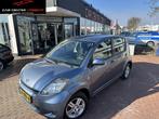 Daihatsu Sirion 2 1.3-16V Prestige | APK nieuw bij verkoop |, Auto's, Daihatsu, Gebruikt, 4 cilinders, Elektrische ramen, Sirion