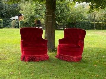 Twee kleine fluwelen fauteuils beschikbaar voor biedingen
