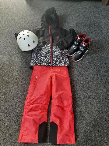 Skikleding maat 134/140 INCLUSIEF SKIHELM EN SNOWBOOTS beschikbaar voor biedingen
