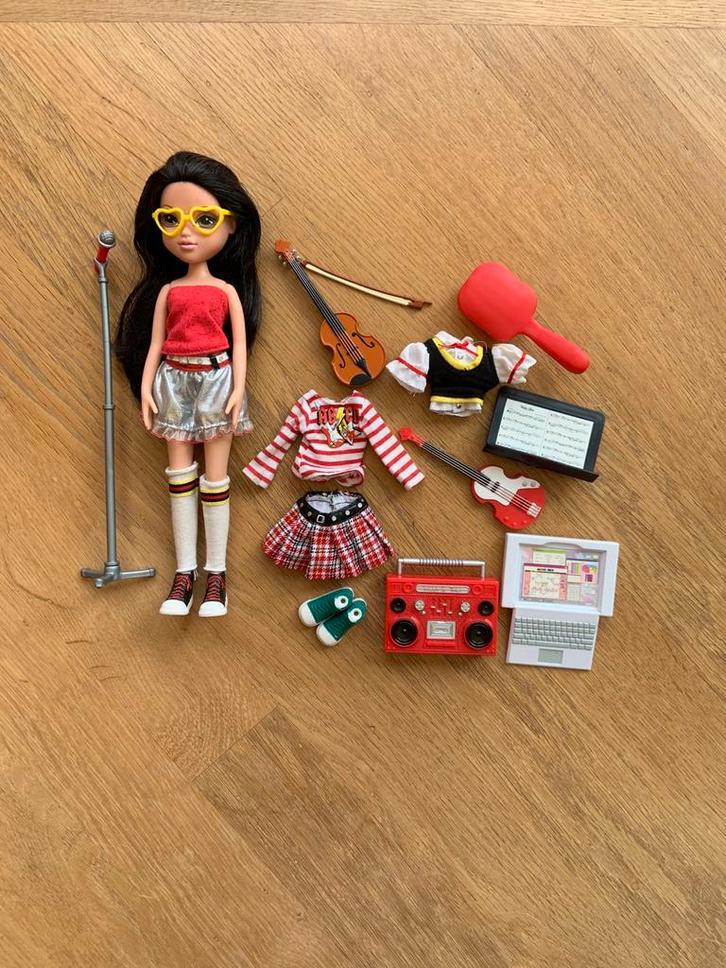 Moxie Girlz - More 2 Me Rock Star to School Lexa | Vintage, Verzamelen, Poppen, Zo goed als nieuw, Fashion Doll, Ophalen of Verzenden