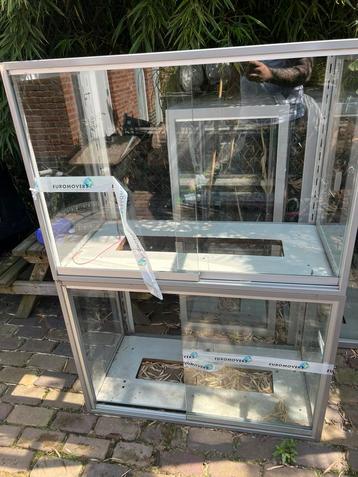 Vitrinekasten beschikbaar voor biedingen