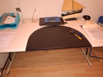 Zeer net en degelijk bureau, incl.  hoekstuk en ladeblok