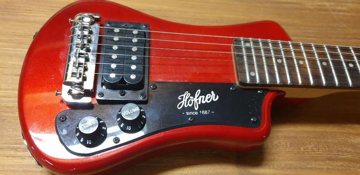 Höfner Shorty Reisgitaar (Rood) - Inclusief Originele Gigbag, Muziek en Instrumenten, Snaarinstrumenten | Gitaren | Elektrisch