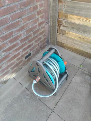 Tuinslanghaspel met koppelstukken en losse slang beschikbaar voor biedingen