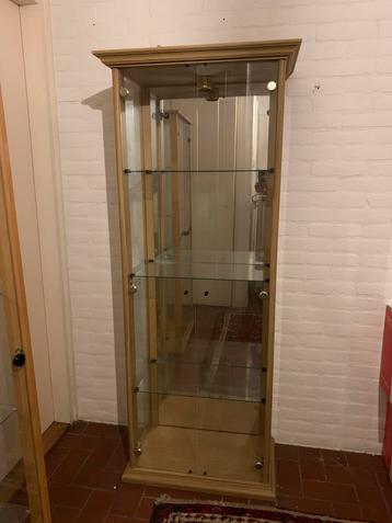 Mooie vitrinekast, met verlichting en spiegel-achterwand beschikbaar voor biedingen
