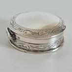 Rond 1e gehalte Zilveren Doosje met fraaie Gravering, Ophalen of Verzenden, Zilver