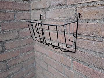 2 Zwart, metalen draadmanden/korf, plantenbak/tuindecoratie. beschikbaar voor biedingen