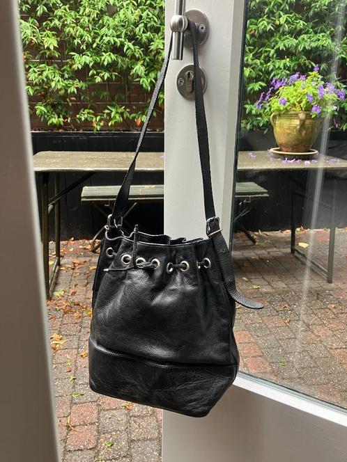 Gianni Versace Bucket bag zwart leer, Sieraden, Tassen en Uiterlijk, Tassen | Damestassen, Gebruikt, Shopper, Zwart, Verzenden