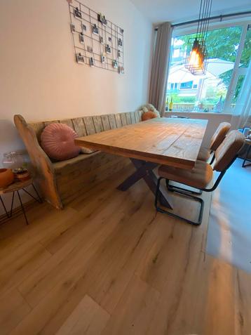 Houten Eettafel met Metalen Onderstel beschikbaar voor biedingen