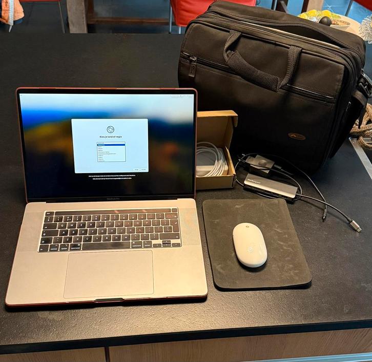 MacBook Pro 16" (2019) i7, 512 SSD, Computers en Software, Laptoptafels, Zo goed als nieuw, Ophalen