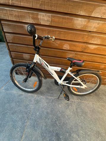 Jongen fiets  beschikbaar voor biedingen