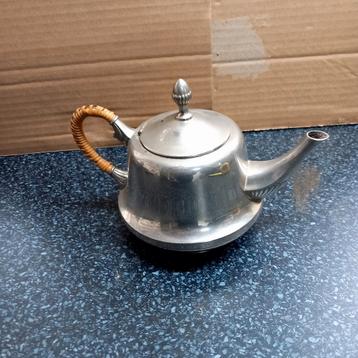Vintage Metalen Theepot met Gevlochten Handvat beschikbaar voor biedingen