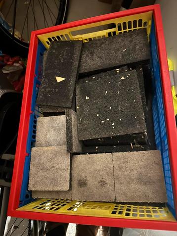 Bitumen tegelstoppers (onder tegel op dakbedekking) beschikbaar voor biedingen